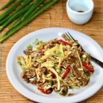 Soczysta kaczka marynowana w sosie hoisin o lekko śliwkowym smaku, krótko smażona i podana z warzywami stir fry.