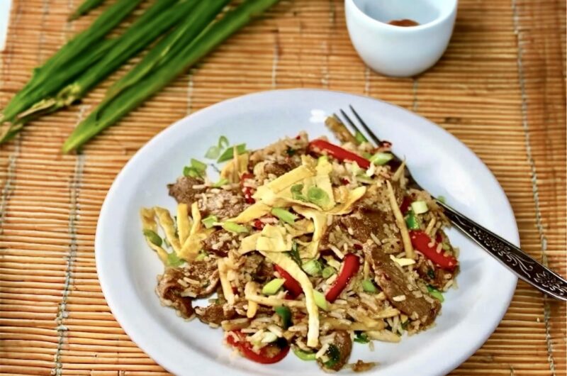 Soczysta kaczka marynowana w sosie hoisin o lekko śliwkowym smaku, krótko smażona i podana z warzywami stir fry.