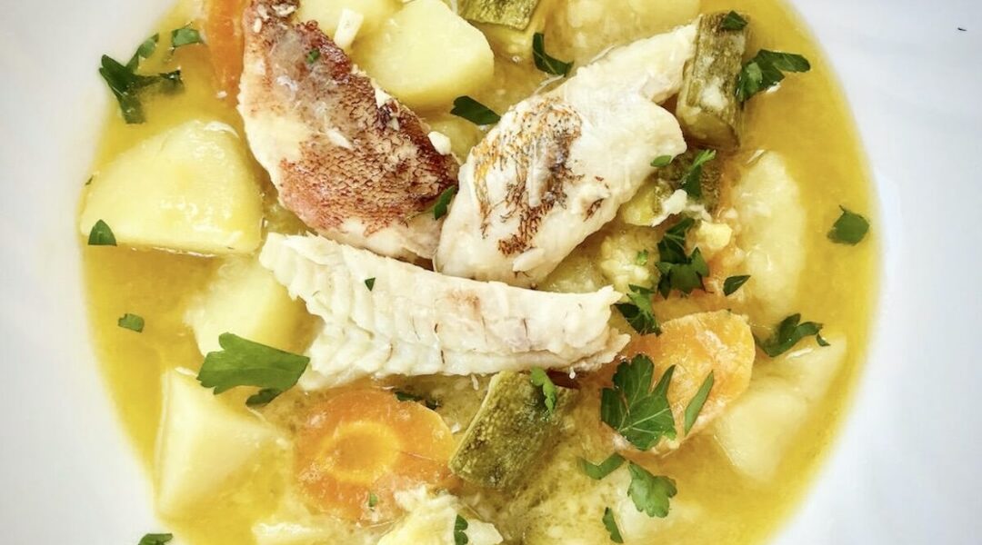 Kakavia to klasyczna grecka zupa rybna. Warzywa należy rozłożyć w garnku razem z rybkami, następnie całość zalać oliwą, sokiem z cytryny i odrobiną wody i gotować na mocnym ogniu.