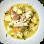 Kakavia to klasyczna grecka zupa rybna. Warzywa należy rozłożyć w garnku razem z rybkami, następnie całość zalać oliwą, sokiem z cytryny i odrobiną wody i gotować na mocnym ogniu.