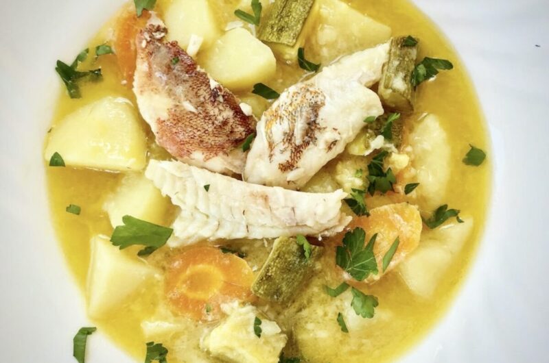 Kakavia to klasyczna grecka zupa rybna. Warzywa należy rozłożyć w garnku razem z rybkami, następnie całość zalać oliwą, sokiem z cytryny i odrobiną wody i gotować na mocnym ogniu.