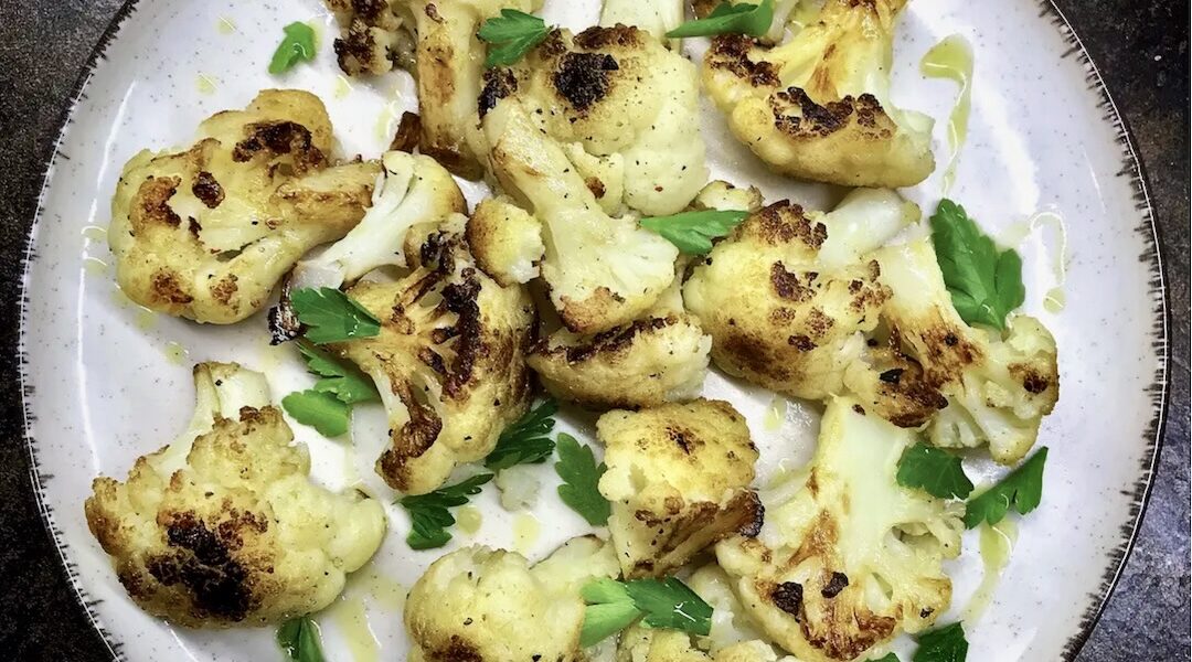 Kalafior podzielony na różyczki, odpowiednio przyprawiony, a następnie smażony na chrupiąco.