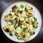 Kalafior podzielony na różyczki, odpowiednio przyprawiony, a następnie smażony na chrupiąco.