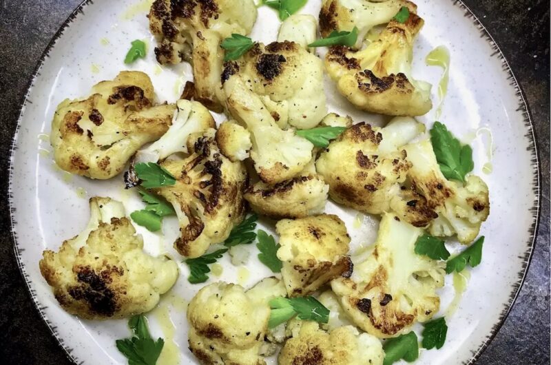 Kalafior podzielony na różyczki, odpowiednio przyprawiony, a następnie smażony na chrupiąco.