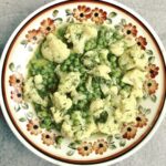 Kalafior z groszkiem krótko smażone, a następnie duszone i podane w sosie cytrynowym przyrządzonym z jajek oraz soku z cytryny.