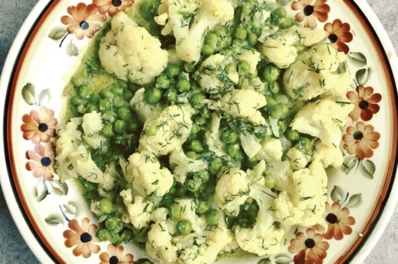 Kalafior z groszkiem krótko smażone, a następnie duszone i podane w sosie cytrynowym przyrządzonym z jajek oraz soku z cytryny.