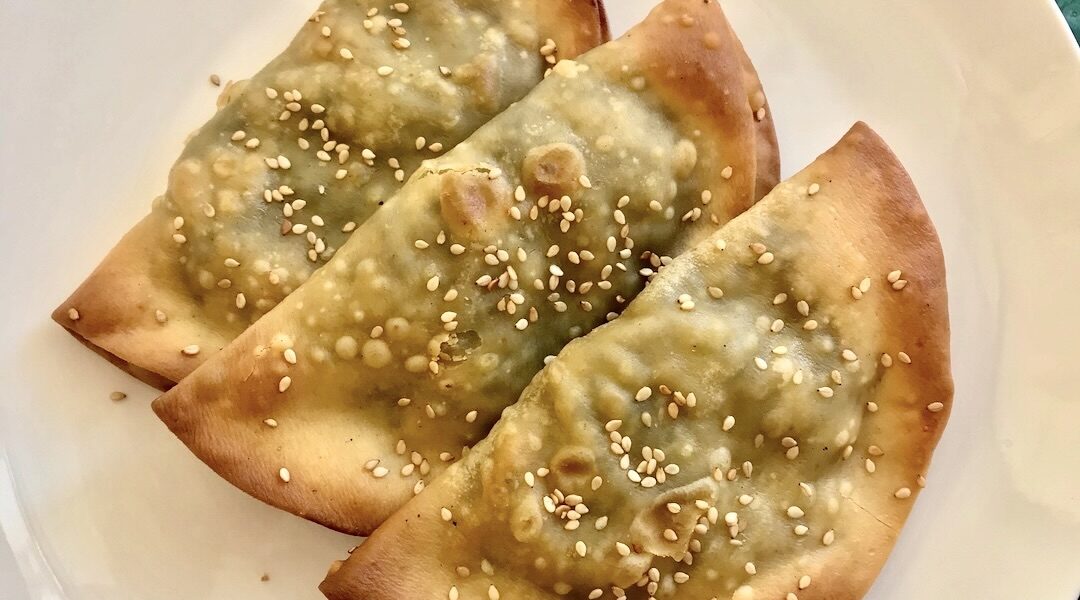 Kalitsounia to chrupiące pierogi ze słonecznej Krety. Dzisiaj w wersji ze szpinakiem i bryndzą.