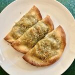 Kalitsounia to chrupiące pierogi ze słonecznej Krety. Dzisiaj w wersji ze szpinakiem i bryndzą.