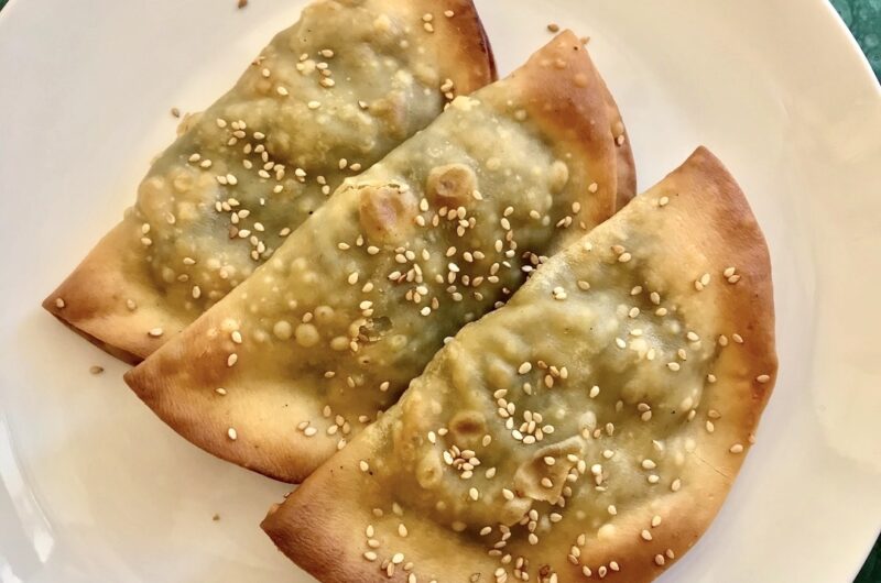 Kalitsounia to chrupiące pierogi ze słonecznej Krety. Dzisiaj w wersji ze szpinakiem i bryndzą.