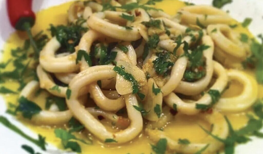 Pokrojone w krążki kalmary krótko smażone na oliwie z dodatkiem sporej ilości czosnku oraz chili.