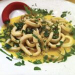 Pokrojone w krążki kalmary krótko smażone na oliwie z dodatkiem sporej ilości czosnku oraz chili.