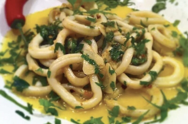 Pokrojone w krążki kalmary krótko smażone na oliwie z dodatkiem sporej ilości czosnku oraz chili.