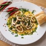 Pokrojone w krążki kalmary krótko smażone na oliwie z dodatkiem sporej ilości czosnku oraz chili.