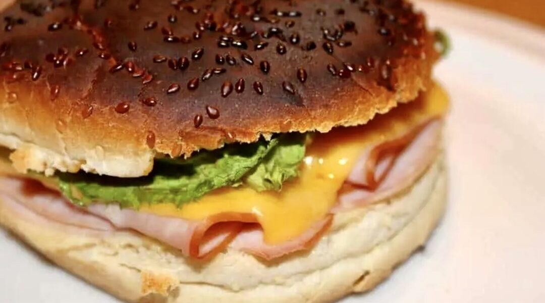 Kanapka z indykiem przygotowana została na bazie bułki posmarowanej majonezem i musztardą, wypełnionej obficie plastrami wędzonego indyka oraz serem cheddar, a następnie krótko zapiekanej.