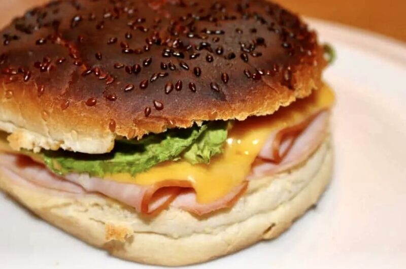 Kanapka z indykiem przygotowana została na bazie bułki posmarowanej majonezem i musztardą, wypełnionej obficie plastrami wędzonego indyka oraz serem cheddar, a następnie krótko zapiekanej.