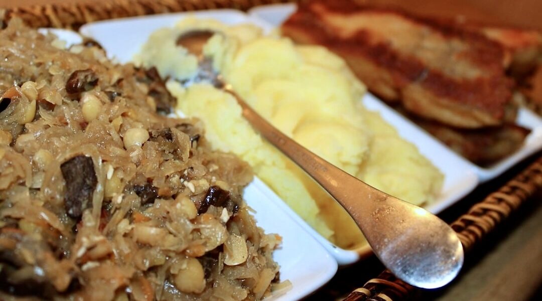 Kapusta kiszona duszona razem z gotowanym grochem i z suszonymi grzybami.