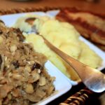 Kapusta kiszona duszona razem z gotowanym grochem i z suszonymi grzybami.