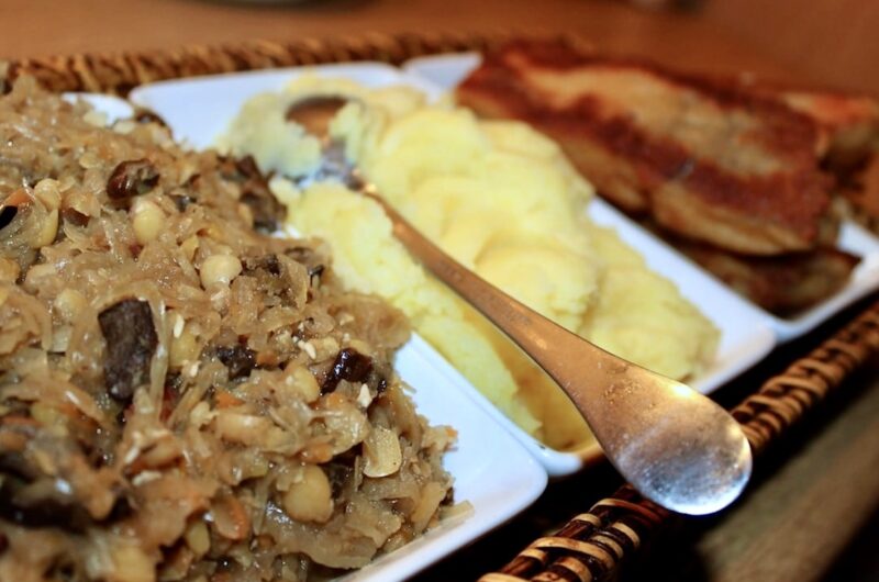 Kapusta kiszona duszona razem z gotowanym grochem i z suszonymi grzybami.