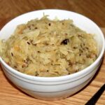 Kapusta kiszona gotowana z przyprawami, a następnie zasmażana na smalcu z dodatkiem wędzonego boczku i cebuli.