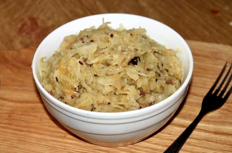 Kapusta kiszona gotowana z przyprawami, a następnie zasmażana na smalcu z dodatkiem wędzonego boczku i cebuli.