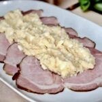 Karczek wieprzowy przyprawiony mieloną papryką, czosnkiem i majerankiem, następnie marynowany przez noc i pieczony.