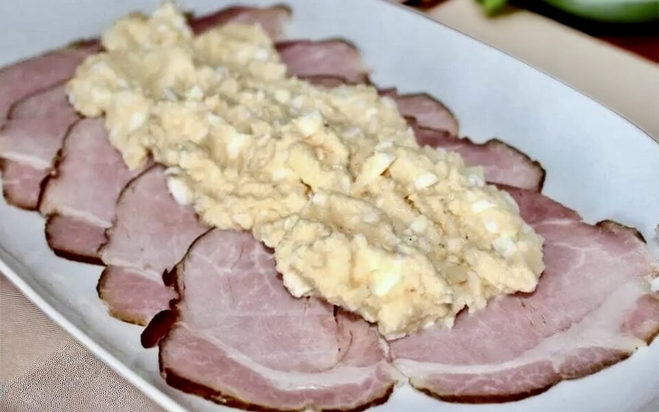 Karczek wieprzowy przyprawiony mieloną papryką, czosnkiem i majerankiem, następnie marynowany przez noc i pieczony.