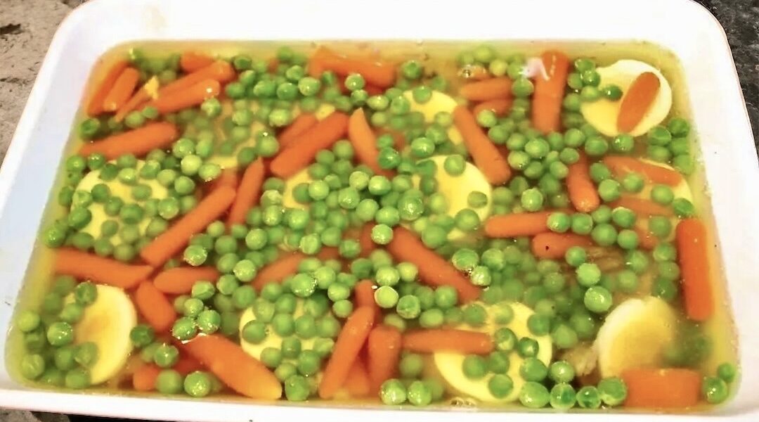 Karczek wieprzowy pieczony, a następnie krojony w plastry, obłożony marchewką, groszkiem oraz gotowanym jakiem przygotowany w galarecie.