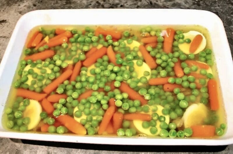 Karczek wieprzowy pieczony, a następnie krojony w plastry, obłożony marchewką, groszkiem oraz gotowanym jakiem przygotowany w galarecie.