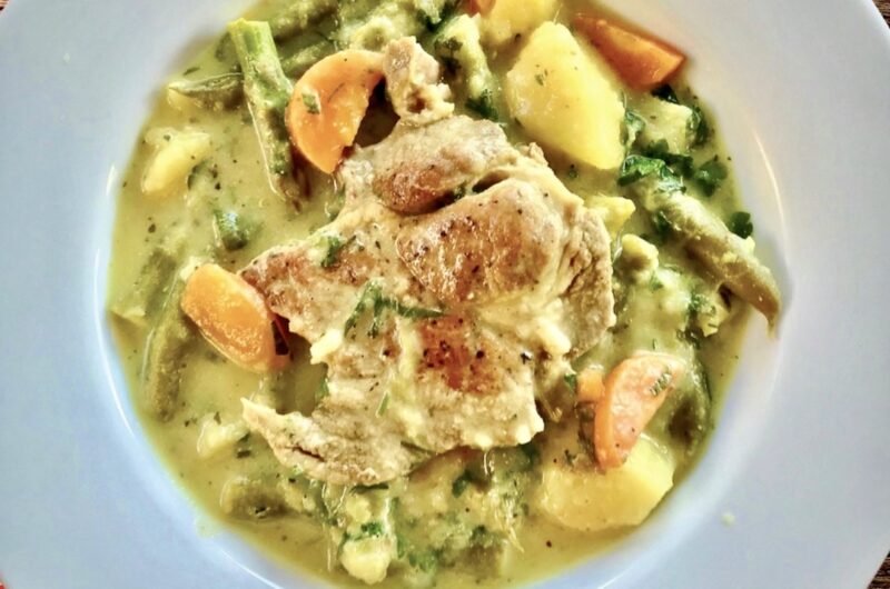 Karczek wieprzowy w postaci kotleta duszony z warzywami i podany w sosie musztardowym.