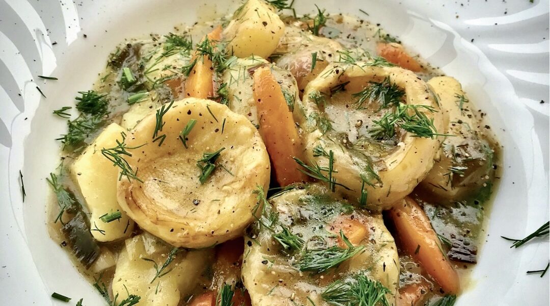 Karczochy obrane i duszone serca świeżych karczochów z dodatkiem drobno krojonych warzyw na koniec zaciągnięte jajkiem i sokiem z cytryny.