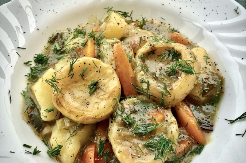 Karczochy obrane i duszone serca świeżych karczochów z dodatkiem drobno krojonych warzyw na koniec zaciągnięte jajkiem i sokiem z cytryny.