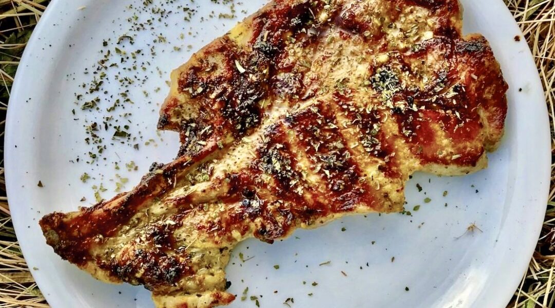 Karkówka czyli plaster karczku wieprzowego marynowany w imbirze i musztardzie z dodatkiem rozmarynu przygotowany z grilla.