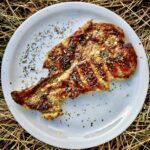 Karkówka czyli plaster karczku wieprzowego marynowany w imbirze i musztardzie z dodatkiem rozmarynu przygotowany z grilla.