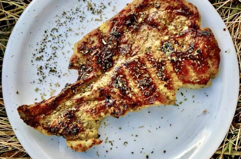 Karkówka czyli plaster karczku wieprzowego marynowany w imbirze i musztardzie z dodatkiem rozmarynu przygotowany z grilla.