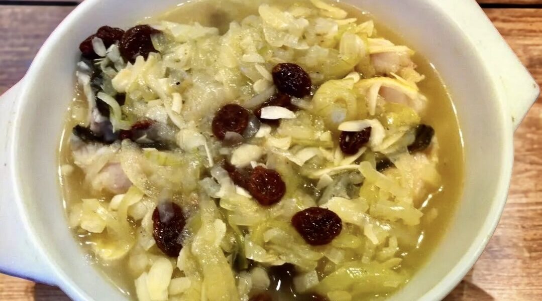 Karp po żydowsku to kawałki ryby gotowane w dużej ilości cebuli z dodatkiem cukru, rodzynek i migdałów podawane z chałką.