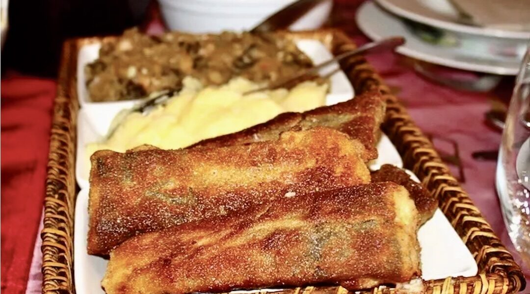 Karp porcjowany idealnie wyczyszczone i smażony w sposób wyjątkowy, by najlepiej smakować na wigilijnym stole.