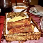 Karp porcjowany idealnie wyczyszczone i smażony w sposób wyjątkowy, by najlepiej smakować na wigilijnym stole.