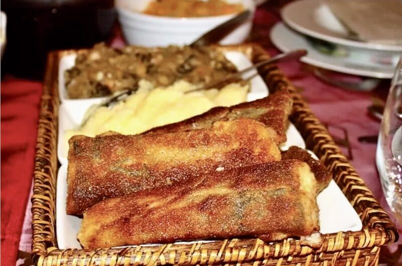 Karp porcjowany idealnie wyczyszczone i smażony w sposób wyjątkowy, by najlepiej smakować na wigilijnym stole.