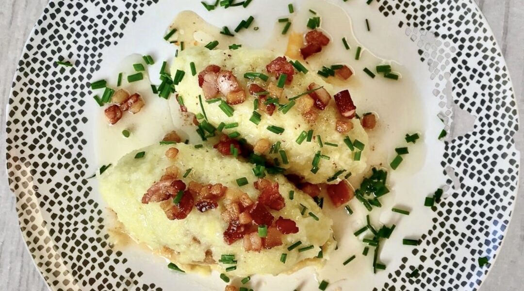 Kartacze to duże pierogi przygotowywane z ciasta z ziemniaków surowych i gotowanych z doprawionym odpowiednio mięsem mielonym i gotowane.