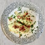 Kartacze to duże pierogi przygotowywane z ciasta z ziemniaków surowych i gotowanych z doprawionym odpowiednio mięsem mielonym i gotowane.