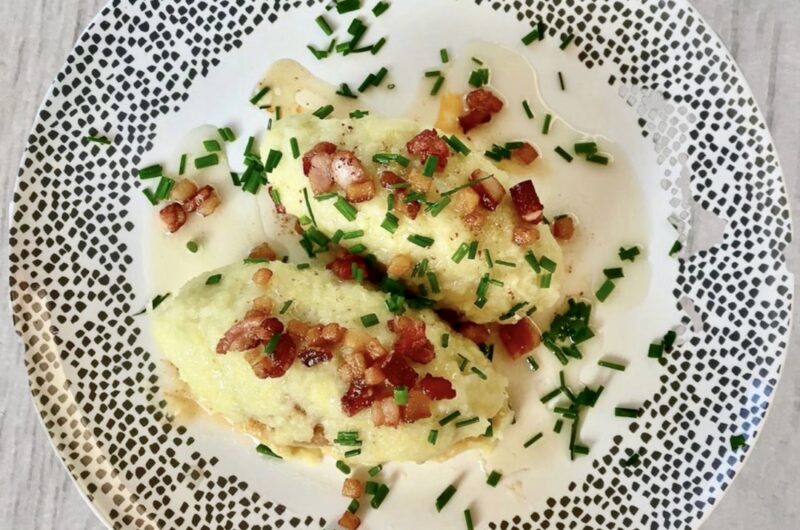 Kartacze to duże pierogi przygotowywane z ciasta z ziemniaków surowych i gotowanych z doprawionym odpowiednio mięsem mielonym i gotowane.