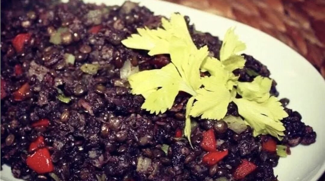 Kaszanka smażona razem z drobno posiekanymi warzywami i z ugotowaną wcześniej czarną soczewicą.