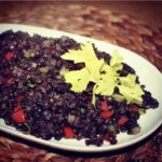 Kaszanka smażona razem z drobno posiekanymi warzywami i z ugotowaną wcześniej czarną soczewicą.