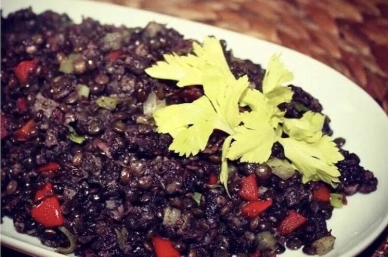 Kaszanka smażona razem z drobno posiekanymi warzywami i z ugotowaną wcześniej czarną soczewicą.