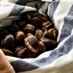 Kasztany jadalne moczone w wodzie, a następnie w odpowiedni sposób nacinane i pieczone w piekarniku.