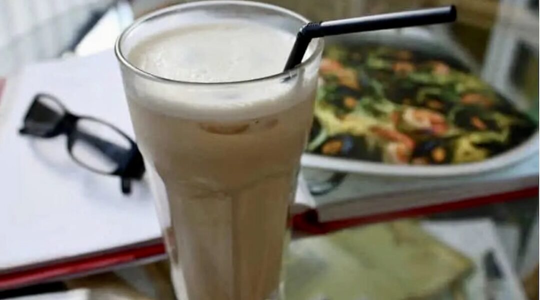 Kawa mrożona czyli kawa przygotowana na zimno z kawy parzonej w zaparzaczu podanej z kostkami lodu oraz opcjonalnie z mlekiem i cukrem.