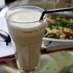 Kawa mrożona czyli kawa przygotowana na zimno z kawy parzonej w zaparzaczu podanej z kostkami lodu oraz opcjonalnie z mlekiem i cukrem.