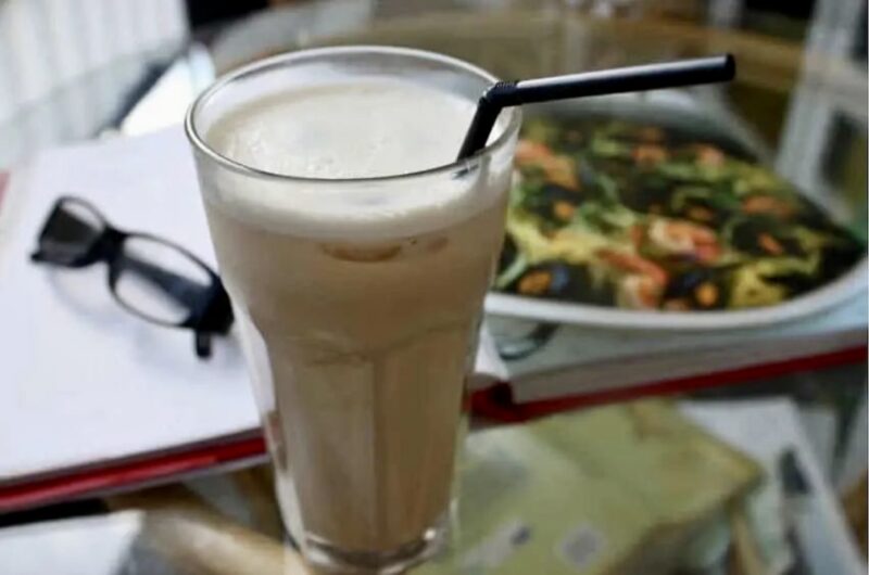 Kawa mrożona czyli kawa przygotowana na zimno z kawy parzonej w zaparzaczu podanej z kostkami lodu oraz opcjonalnie z mlekiem i cukrem.