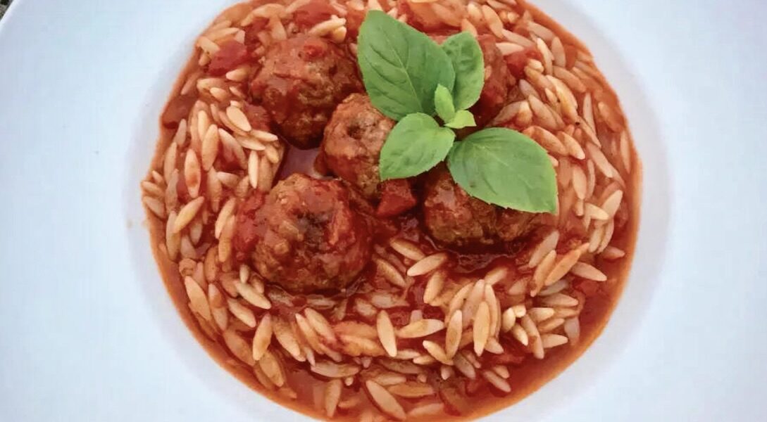 Keftedakia to pulpety przyrządzane z mięsa mielonego doprawionego po grecku i pieczone w piekarniku, a następnie duszone w aromatycznym sosie pomidorowym z cynamonem i miodem.