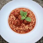 Keftedakia to pulpety przyrządzane z mięsa mielonego doprawionego po grecku i pieczone w piekarniku, a następnie duszone w aromatycznym sosie pomidorowym z cynamonem i miodem.